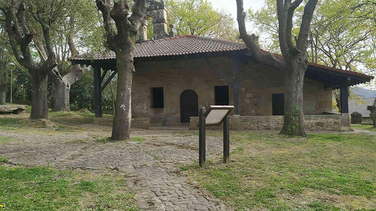 Vista de la ermita y el camino de piedra para acceder a ella